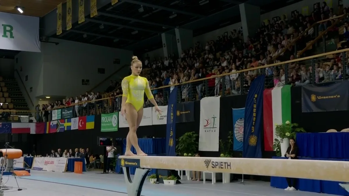 Flávia Saraiva e Rebeca Andrade garantem dobradinha na trave na Copa do Mundo de Ginástica