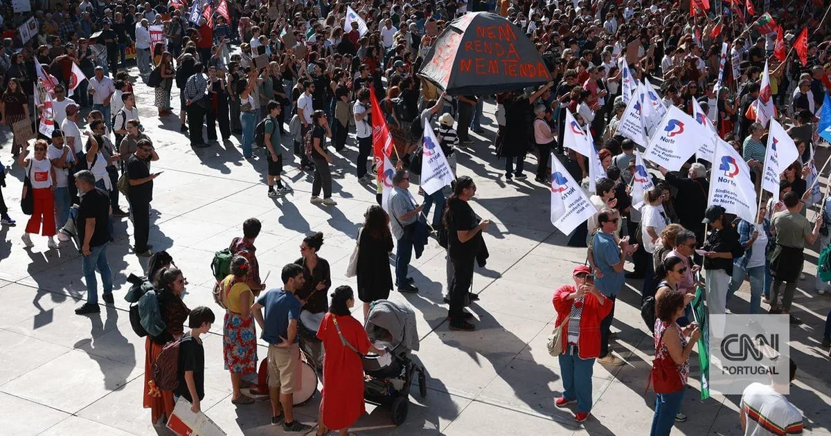 "Hoje, amanhã e até quando for preciso". Manifestantes no Porto decidem voltar a acampar na Praça D.João I
