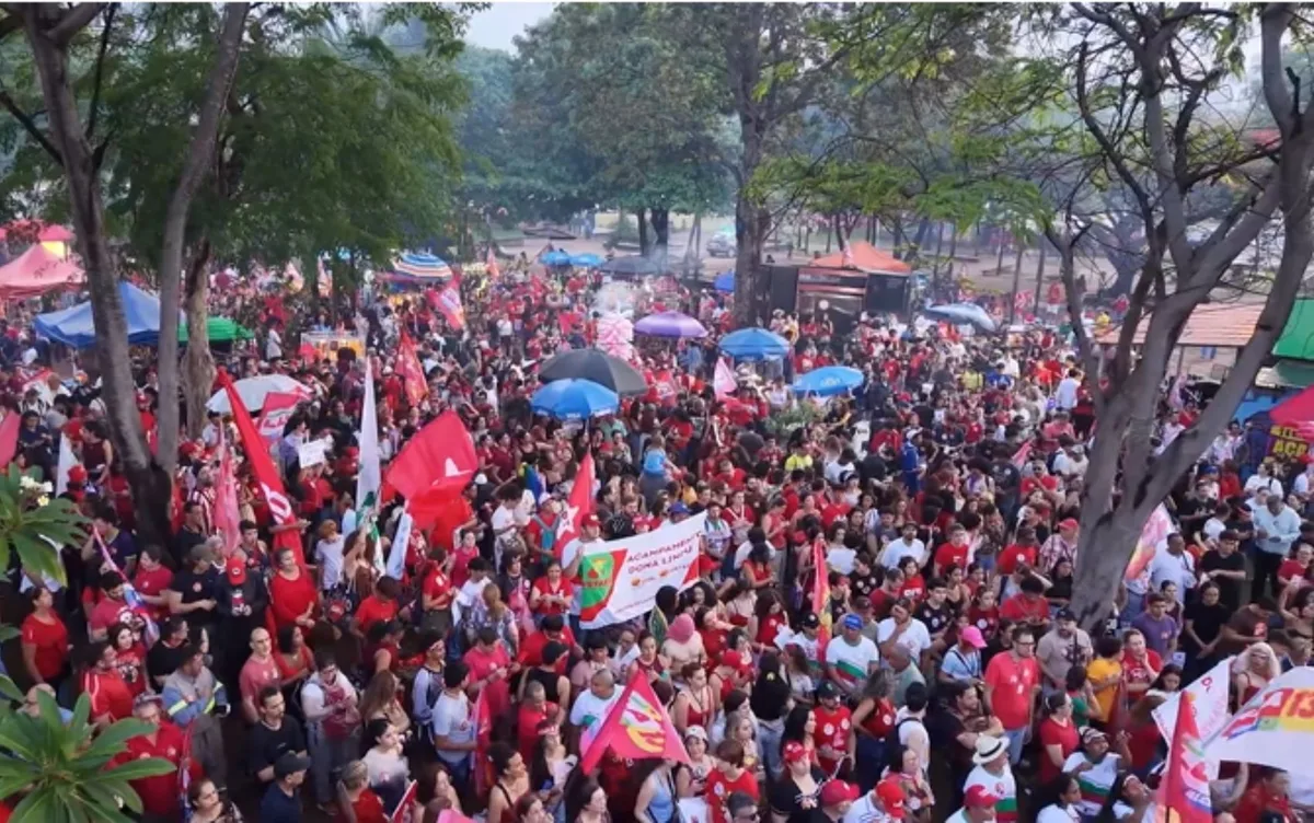 Apoiadores de Lula se reúnem em manifestação com a presença de Boulos na Praça Universitária, em Goiânia