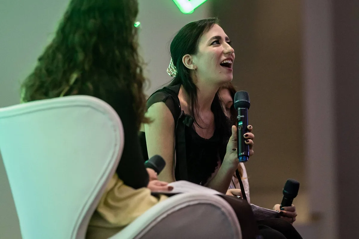 SenLinYu chora ao falar da fantasia 'Alchemised' na Bienal do Livro de São Paulo