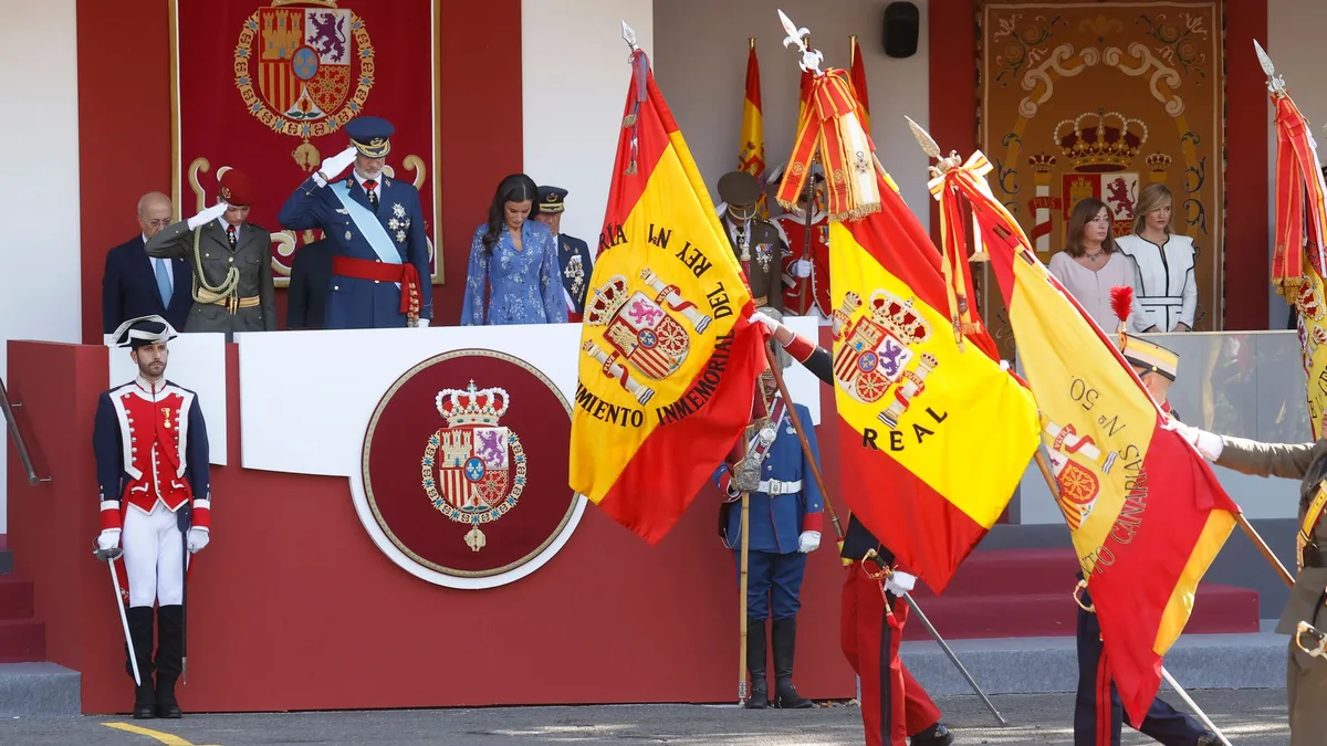Los Reyes, acompañados por sus hijas, presiden el espectacular desfile de la Fiesta Nacional marcado por su histórico e inminente viaje a Ceuta