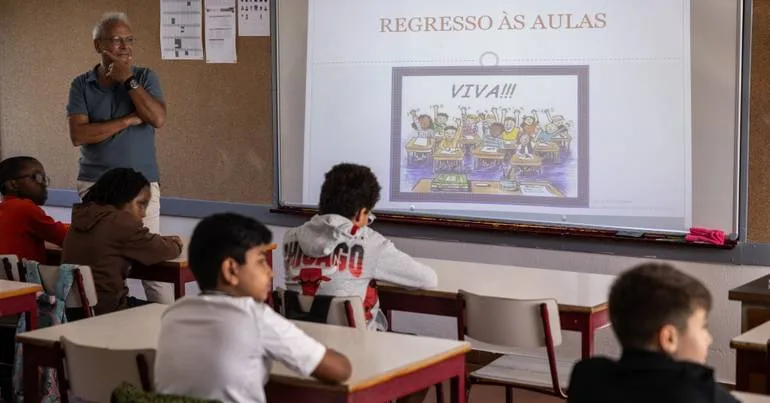 Aluno de 10 anos sem escola pouco antes do início das aulas
