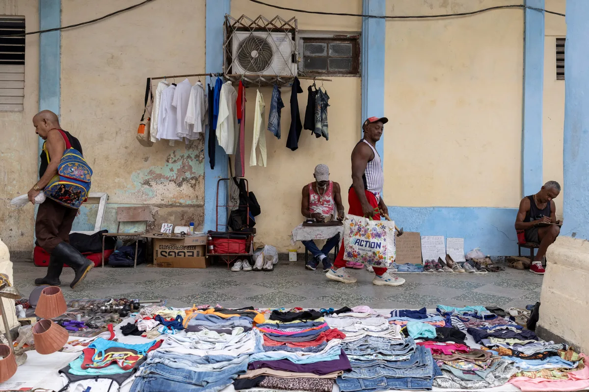 Qué factores empujan a uno de cada cuatro trabajadores cubanos hacia la economía informal sin garantías laborales