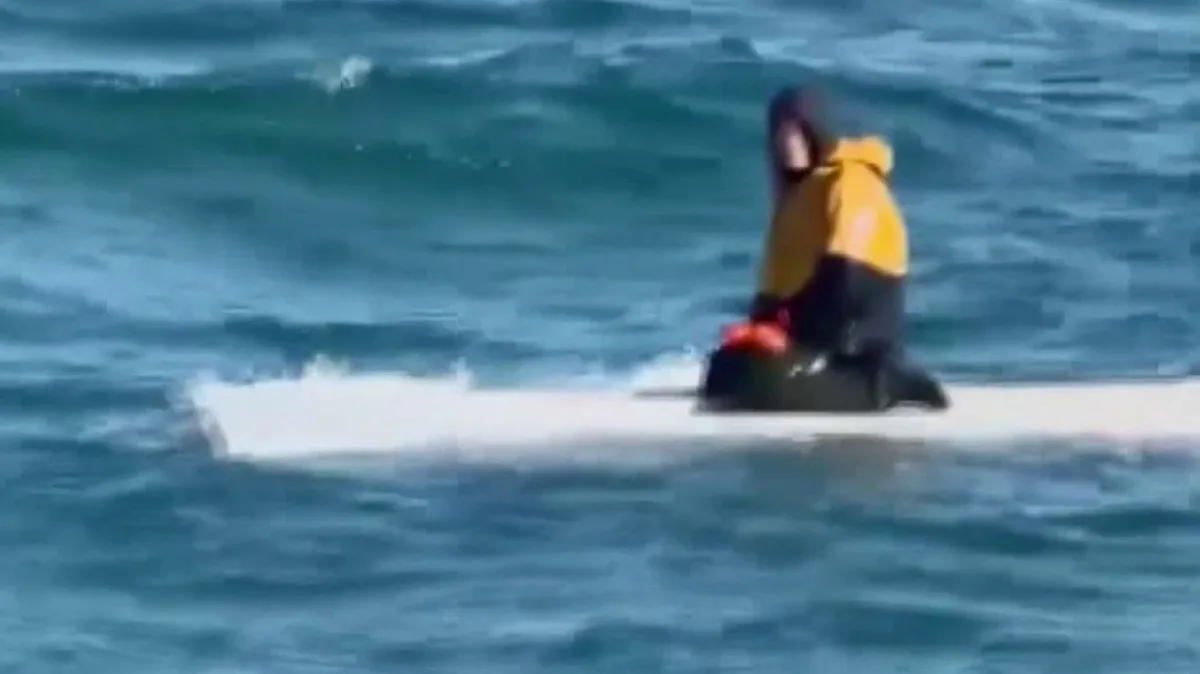 "L'eau est à peine à 10 degrés" : un adolescent secouru après trois jours de dérive sur une mer glacée