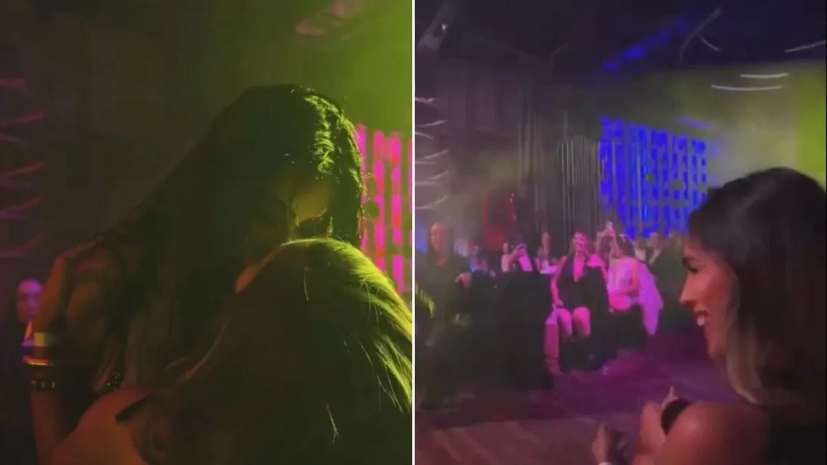 El apasionado beso entre Daniela Celis y Juli Poggio en plena función de Sex: el video