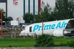 Avión de carga de Amazon se estrella en el aeropuerto de Miami