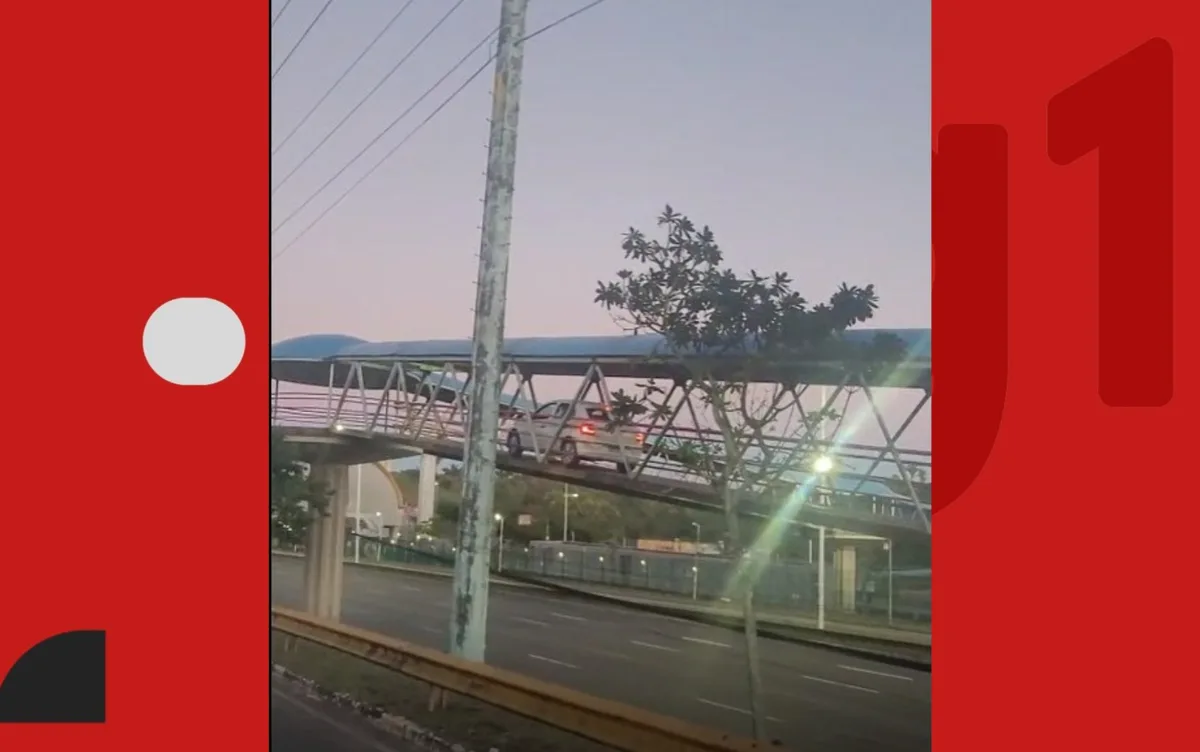 Adolescente conduzia carro que foi filmado em passarela de pedestres em Salvador