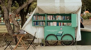 Bibliotecas itinerantes vão hoje além da leitura e prestam também apoio social