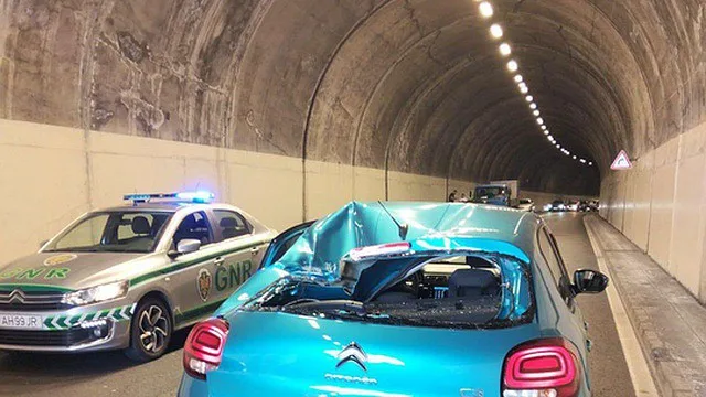 Derrocada atinge viaturas no Seixal