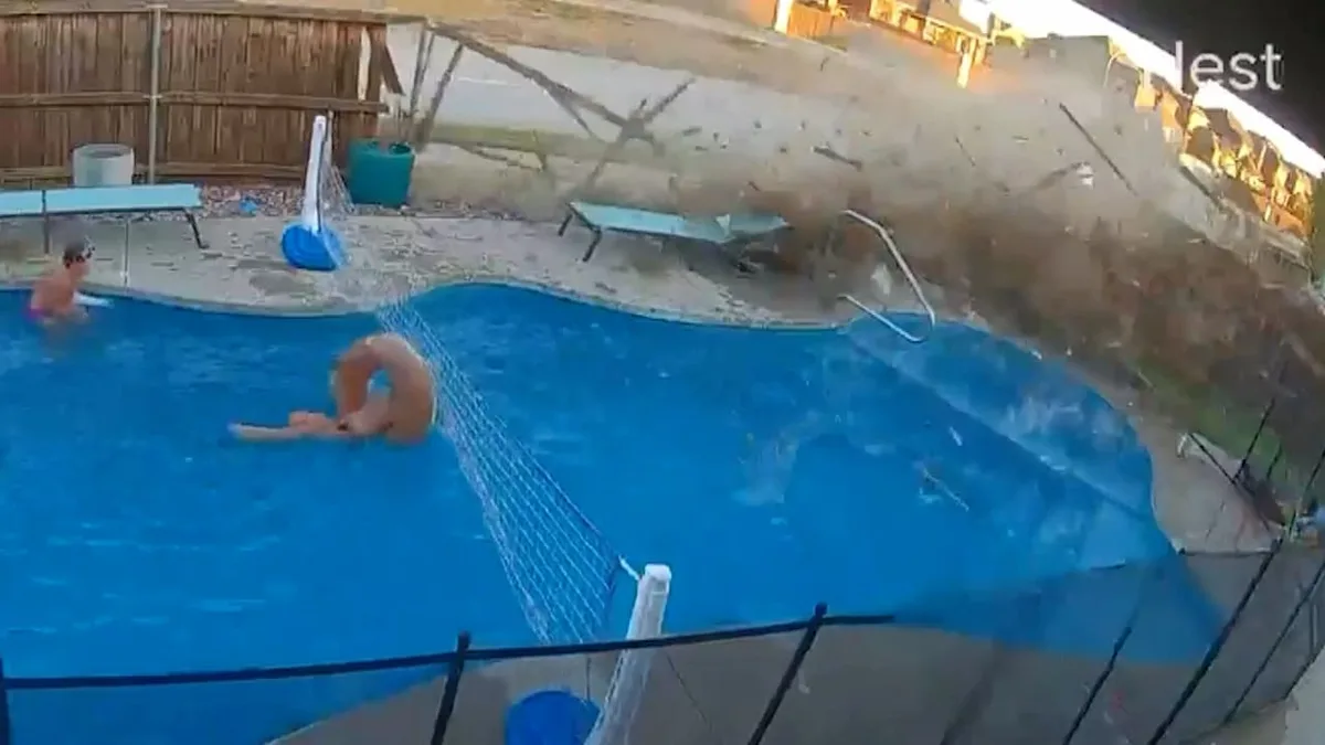 Im Pool spielen noch Kinder - Auto kracht in Garten
