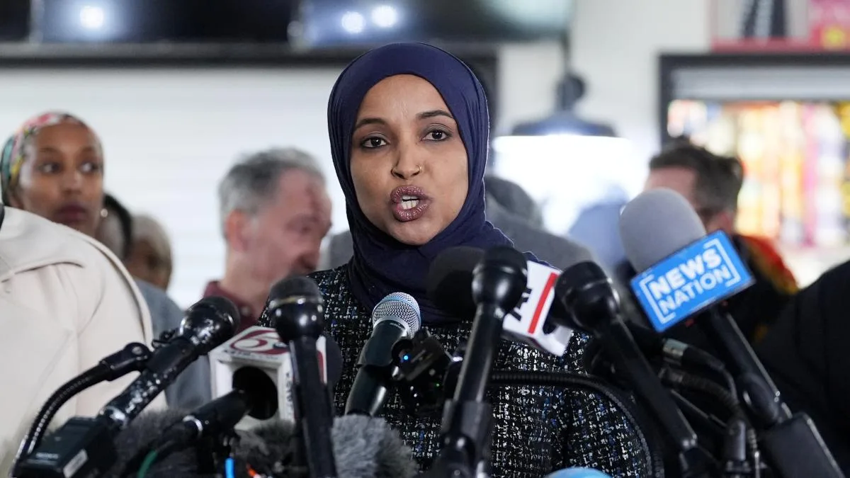 Una división del ICE registra la casa de la demócrata Ilhan Omar, diana de Trump por su origen somalí