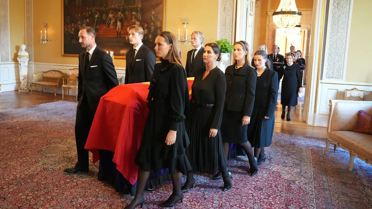 Thronwechsel in Norwegen: Andächtige Prozession: Familie begleitet Sarg von Harald V.