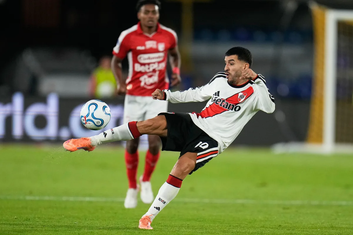 A qué hora juega River hoy