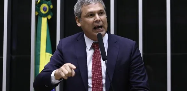 Lindbergh reafirma denúncia contra vice de Flávio: 'PF tem que apurar'