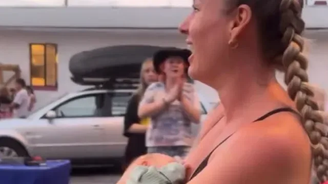 Mãe leva recém-nascido para corrida e alimenta-o durante prova. O vídeo