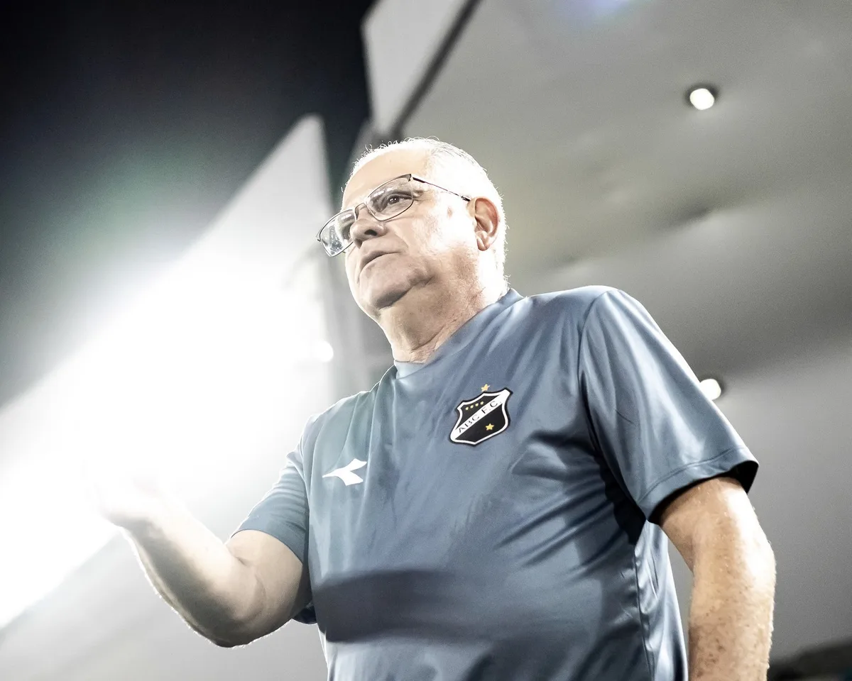 Sem euforia: Waguinho Dias encara "obrigação de subir" no ABC