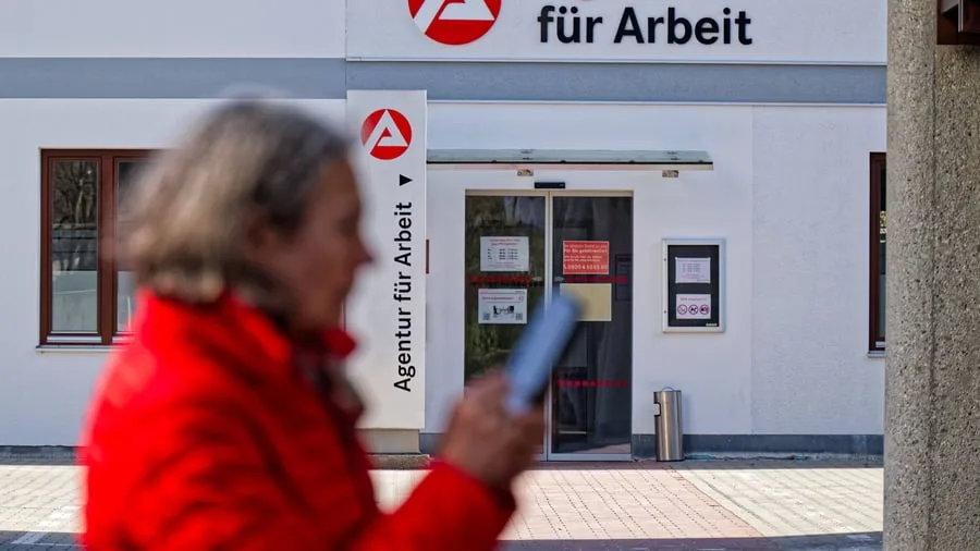 Arbeitsmarkt: Weniger Arbeitslosengeld für Ältere könnte mehr als zwei Milliarden Euro sparen