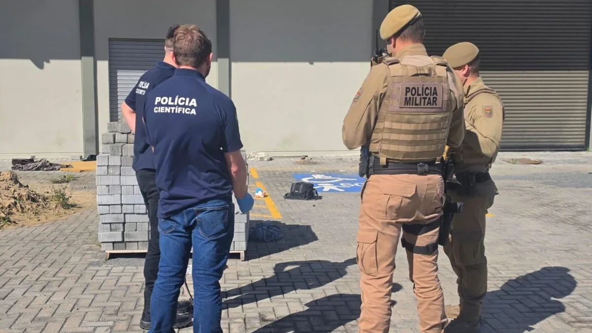 Homem em situação de rua é encontrado morto e em decomposição atrás de galpão em SC