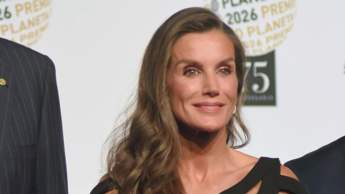 La reina Letizia, pura elegancia en el Premio Planeta: estrena un vestido negro de silueta sirena con un original juego de aberturas en el escote