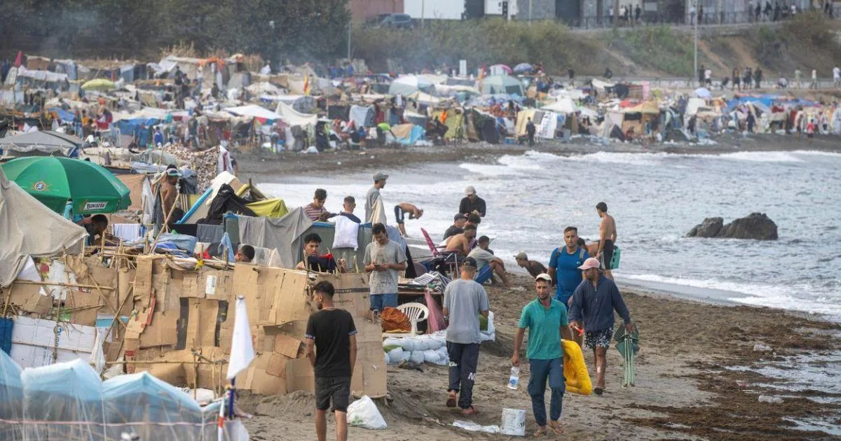 Ceuta comienza el traslado de migrantes de las playas al puerto tras el aval de la Audiencia Nacional