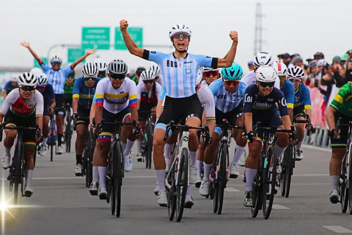 Julieta Benedetti se impuso a cinco ciclistas con el mismo tiempo y ganó el oro en los Juegos Suramericanos
