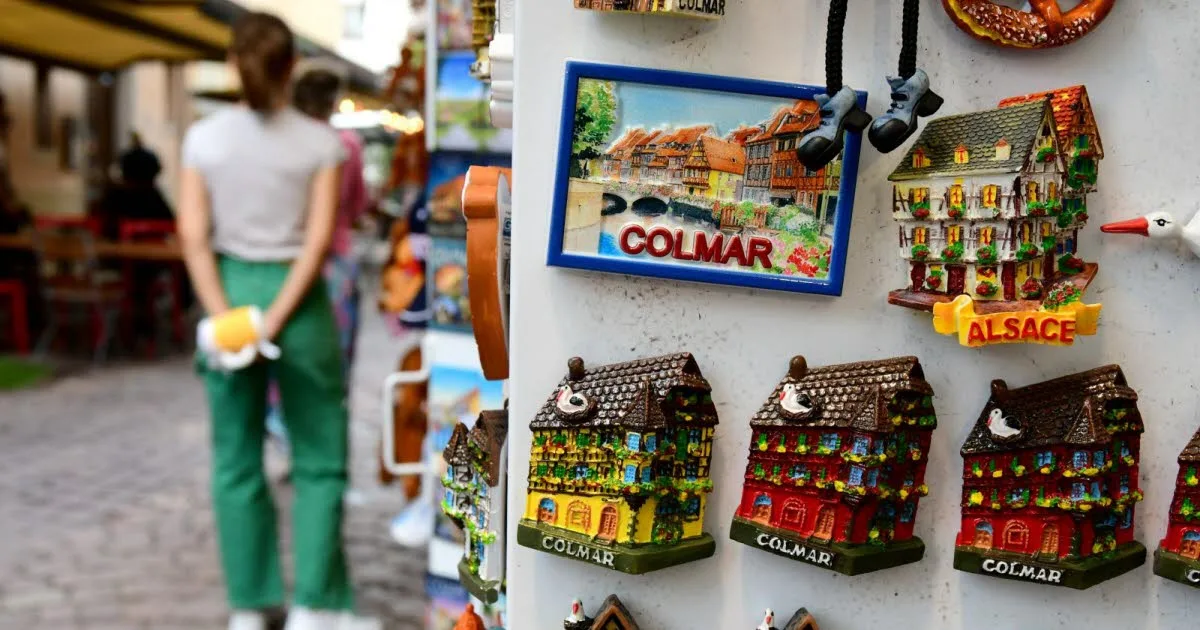 Société. Magnets, vaisselle, spécialités locales : les souvenirs de vacances ont toujours la cote