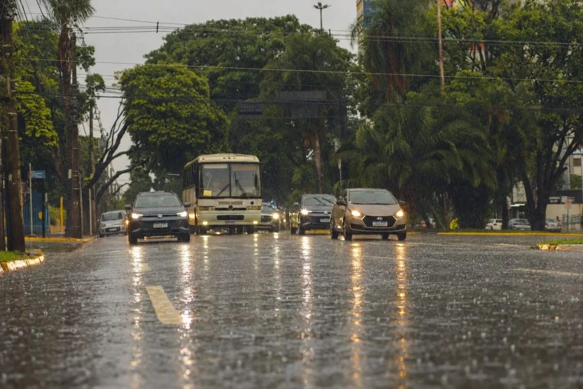 Campo Grande entra em alerta laranja para risco de tempestades com chuva e ventos de até 100 km/h