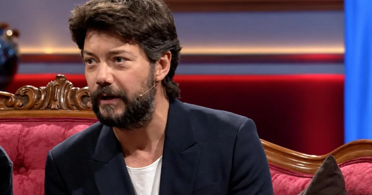 Álvaro Morte lanza una seria advertencia sobre los jóvenes que idealizan el franquismo: "Los adultos tenemos una responsabilidad"