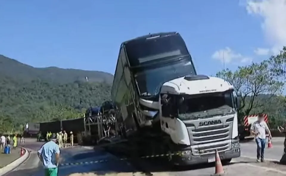 Carreta que causou engavetamento na BR-277 estava com freios manipulados, diz PRF; motorista é detido