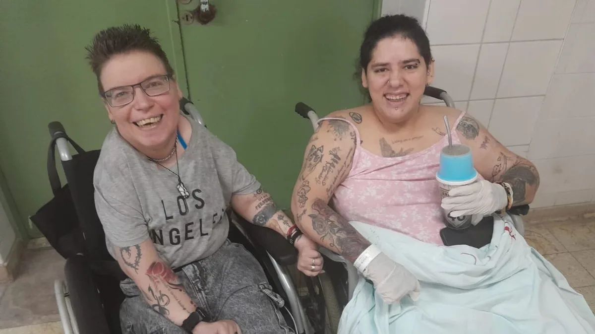Se conocieron por redes sociales, se enamoraron en un hospital y ahora buscan un cuidador para poder vivir juntas
