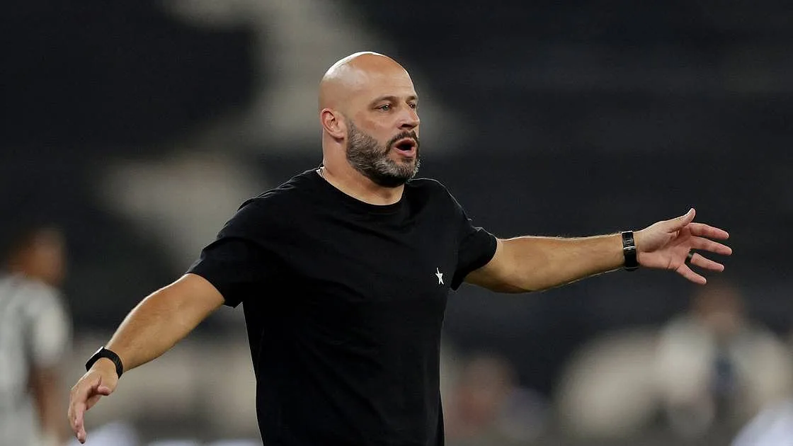 Botafogo dispensa treinador português após goleada histórica no Peru