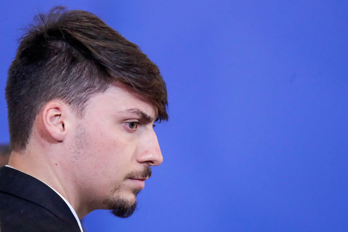 Jair Renan Bolsonaro tem desconto de R$ 4.500 no salário por faltar a sessões na Câmara de Balneário Camboriú