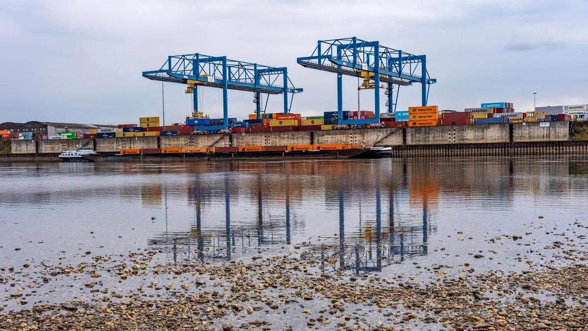 Binnenschifffahrt: Mehr Schiffe im Duisburger Hafen trotz Niedrigwasser im Rhein