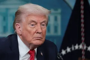 Trump diz estar decidindo quando e como explodirá Irã
