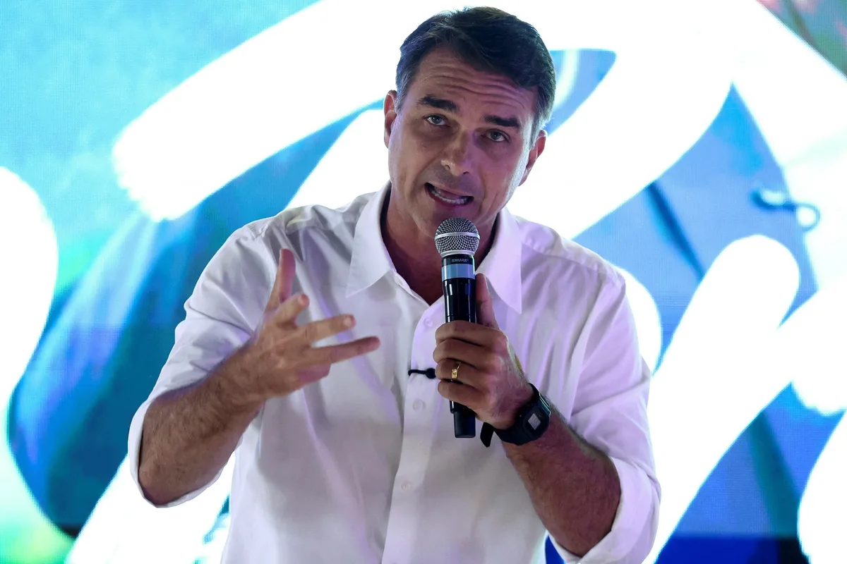 Renata Lo Prete entrevista Flávio Bolsonaro, candidato à Presidência pelo PL, na sexta (16)