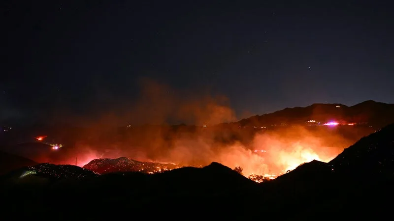 Les images impressionnantes des incendies qui font rage dans le sud de la Californie