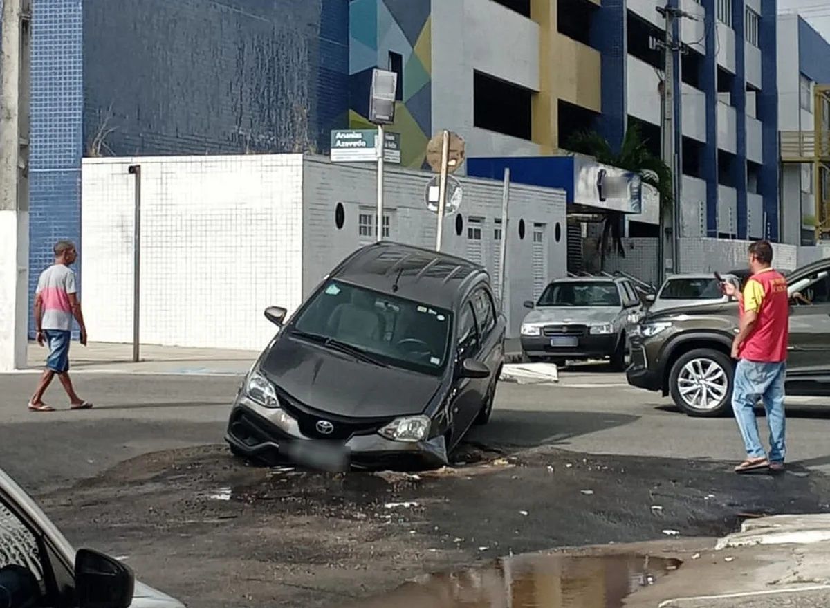 Carro cai em cratera na Zona Sul de Aracaju