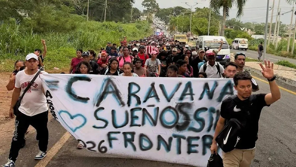 Migrantes deportados por el gobierno de Trump salieron en caravana desde la frontera sur de México