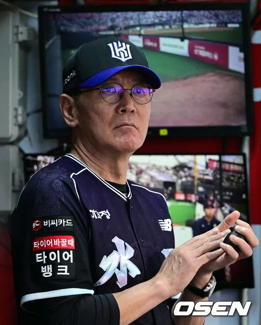 [사진]이강철 감독 '점수는 이제 3점 차, 황재균 언제 내지?'