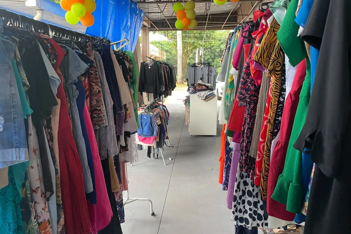 Brechó beneficente tem mais de 500 peças de roupas e acessórios a partir de R$ 15 em Campo Grande