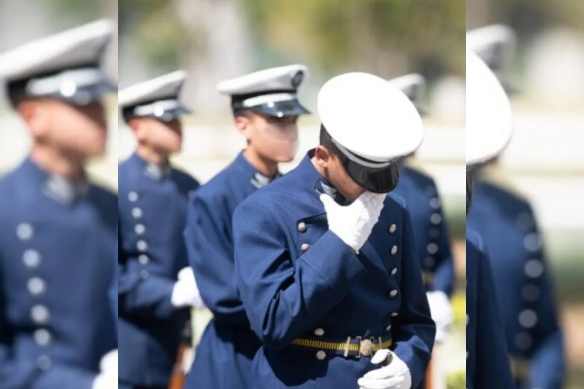 Foto com marido: ataques homofóbicos a cabo levam 10 à Justiça Militar