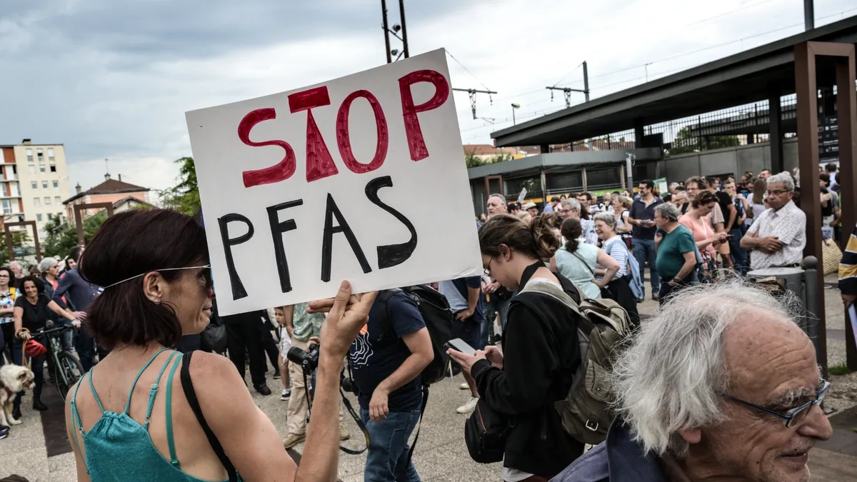 Trois associations mettent en demeure le groupe Seb pour l'utilisation de PFAS notamment dans ses poêles Tefal