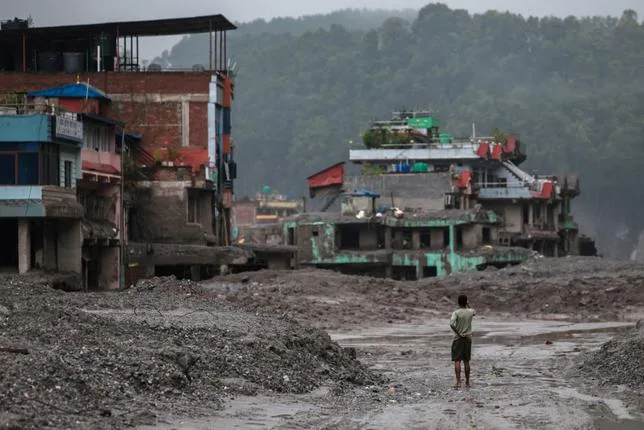 Inondations au Népal et au Tibet : près de 2 500 personnes portées disparues, les “intensives” recherches se poursuivent