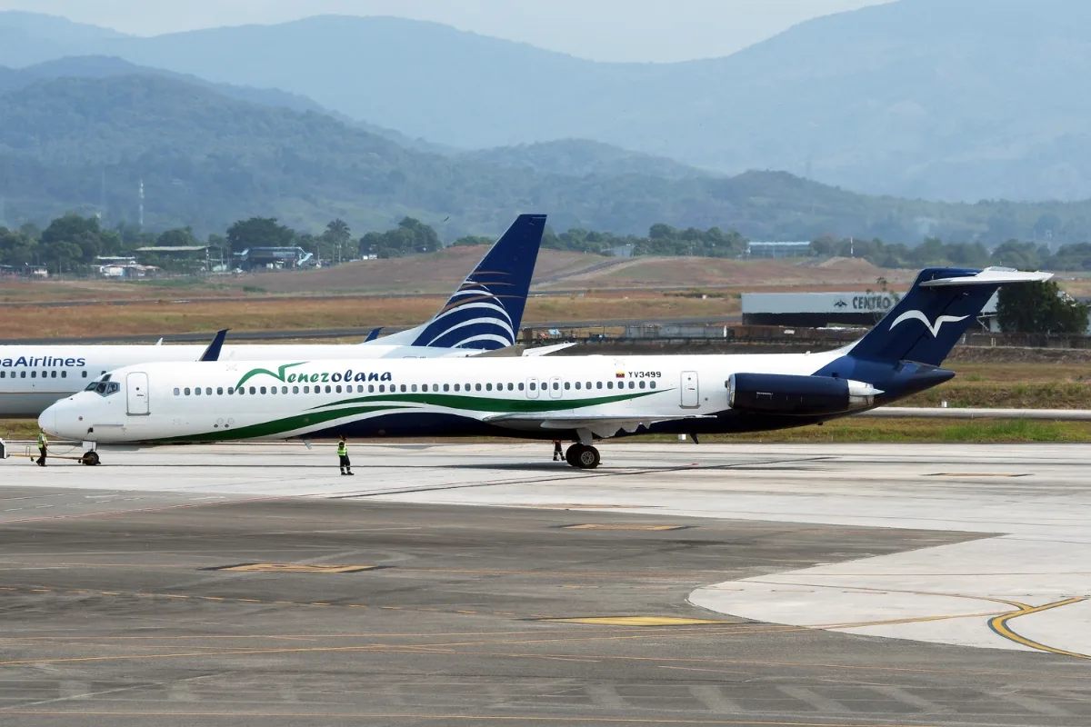 Avión de La Venezolana sufrió daños en un ala tras colisionar con un objeto fijo en la Base Aérea El Libertador