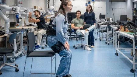 heise+ | Wie intelligente Exosuits müde Körper wieder auf die Beine bringen
