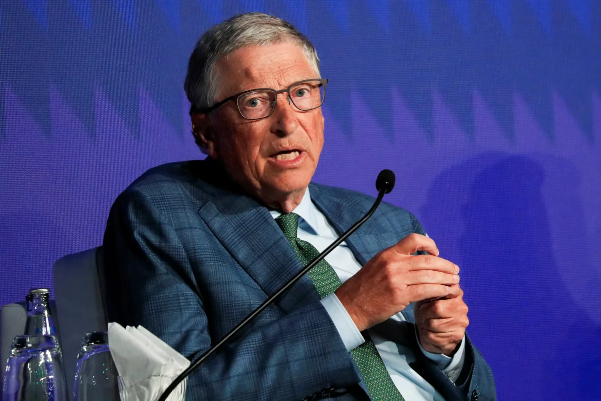 Bill Gates advirtió sobre el “círculo vicioso” que crearán los robots y la IA en el mercado laboral global