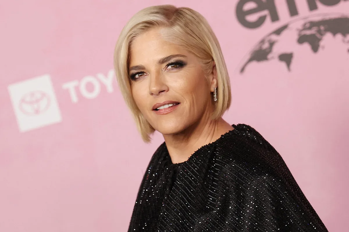 El pedido público del novio de Selma Blair tras el violento episodio de la actriz en un avión: “Recen por ella”