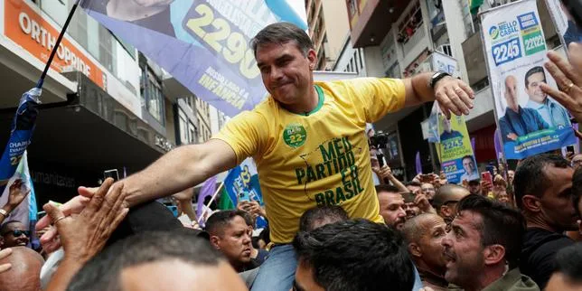 Brésil : Flavio Bolsonaro, candidat à l’élection présidentielle d’octobre, visé par une enquête pour corruption et blanchiment