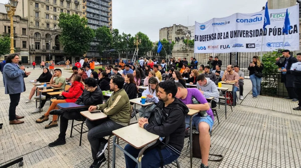 Con clases públicas en Plaza de Mayo, la UBA vuelve a reclamarle al Gobierno que cumpla la Ley de Financiamiento