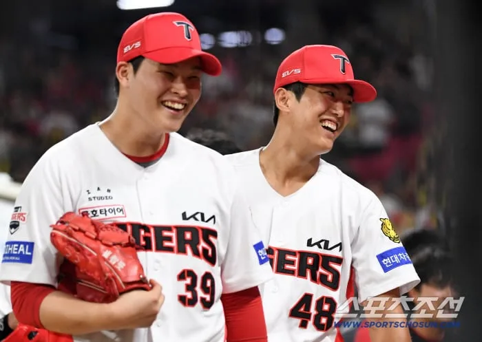 '이틀 전 악몽이 이렇게 바뀌다니' 끝내기 만루포 맞고 고개 떨궜던 이의리, 대타 이호연 끝내기 만루포에 가장 먼저 달려가 환호